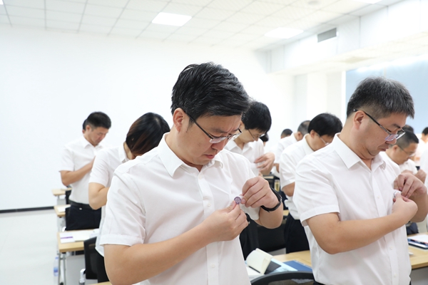 1600671881195015234.jpg 4、全体学员佩戴校徽.jpg